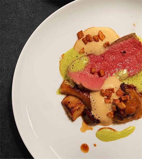 Hauptgang im Kulmeck: rosa gebratenes Fleisch mit Pilzen und grüner Sauce